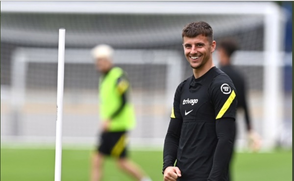 Mason Mount và Rudiger không thể nhịn cười khi chứng kiến Lukaku trổ tài bắt gôn