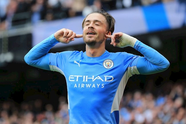 Jack Grealish ghi bàn đầu tiên cho Man City sau pha... chạm bóng hỏng