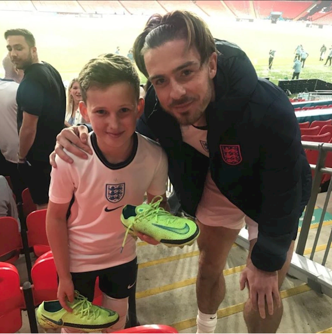 Cậu bé được tặng giày ở Euro 2020 trả ơn Jack Grealish