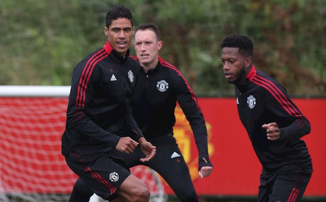 Phil Jones chẳng việc gì phải nhường áo cho Varane