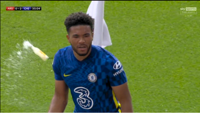 Reece James bị ném chai nước vào mặt khi đang ăn mừng