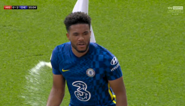 Reece James bị ném chai nước vào mặt khi đang ăn mừng