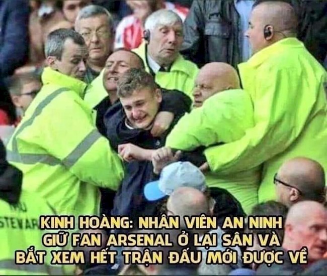 CĐV Arsenal muốn về sớm cũng không được CĐV Arsenal muốn về sớm cũng không được