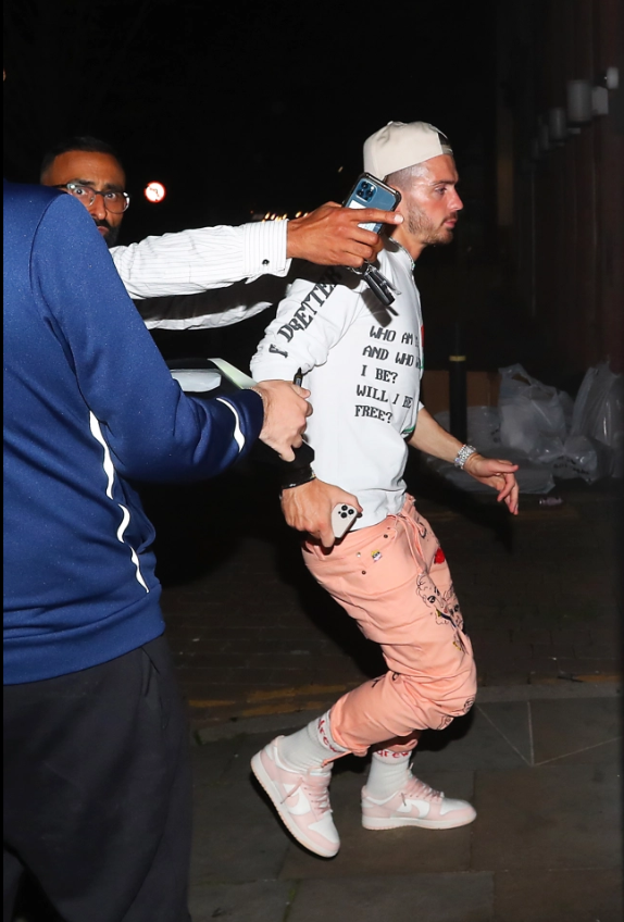 Riyad Mahrez và bạn gái chạm mặt Jack Grealish ở khách sạn Riyad Mahrez và bạn gái chạm mặt Jack Grealish ở khách sạn