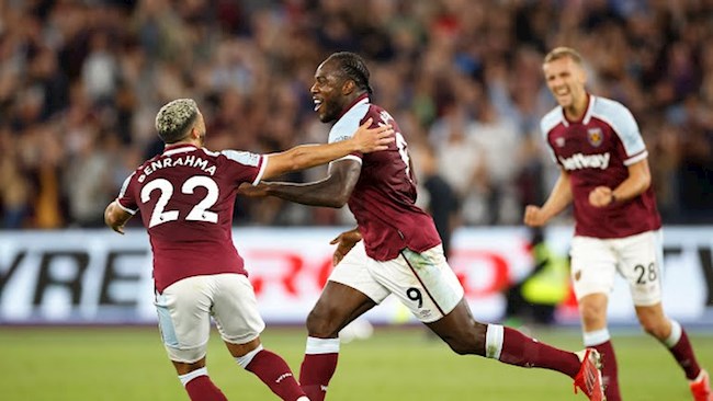 Michail Antonio lập cú đúp trước Leicester