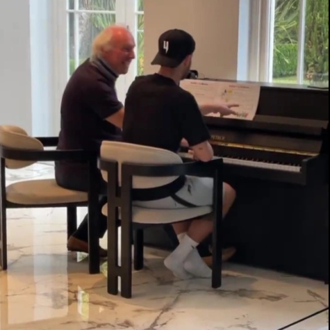 Ben Chilwell học đánh đàn piano tại nhà riêng