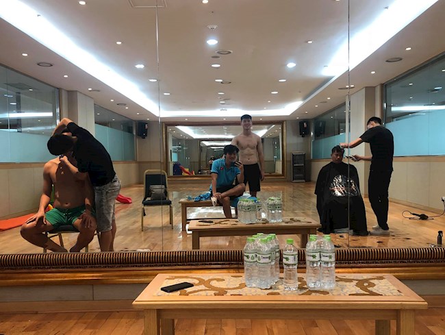 Tuấn Anh ghi lại hình ảnh các thành viên ĐT Việt Nam tiến hành cắt tóc trước khi sang Saudi Arabia