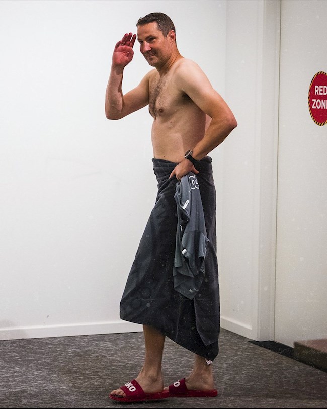 Giữ lời hứa với học trò, HLV cởi hết quần áo trong phòng họp báo hình ảnh