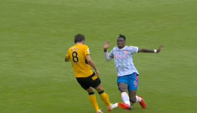 Tình huống Pogba vào bóng với Neves