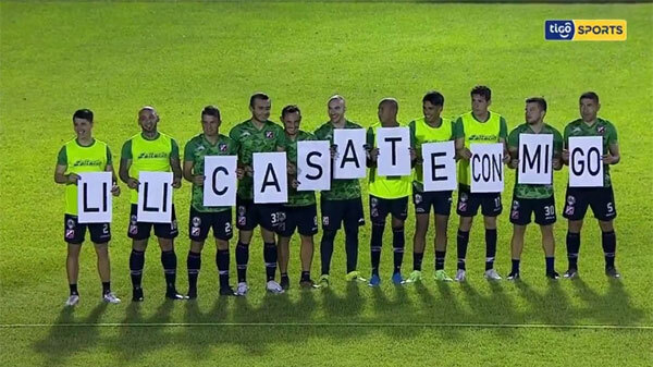 Các cầu thủ giúp HLV cầu hôn và cái kết thua tan nát