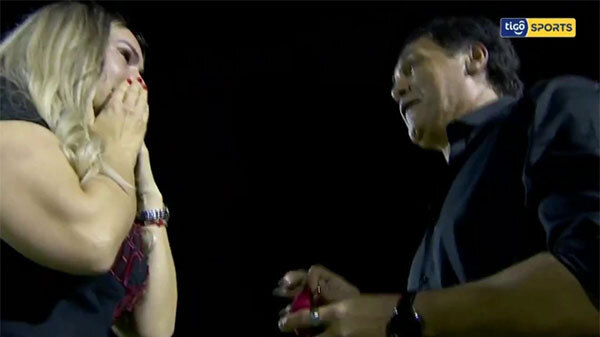 Các cầu thủ giúp HLV cầu hôn và cái kết thua tan nát