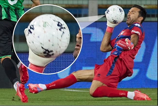 Gianluigi Buffon cứu thua ấn tượng ở tuổi 43