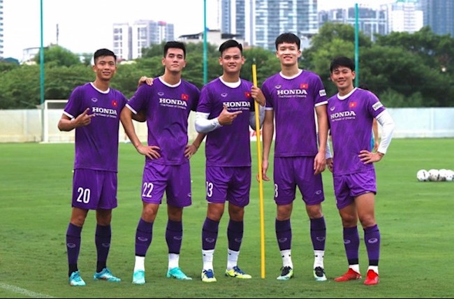 Minh Vương tủi thân khi đứng cạnh các đàn em