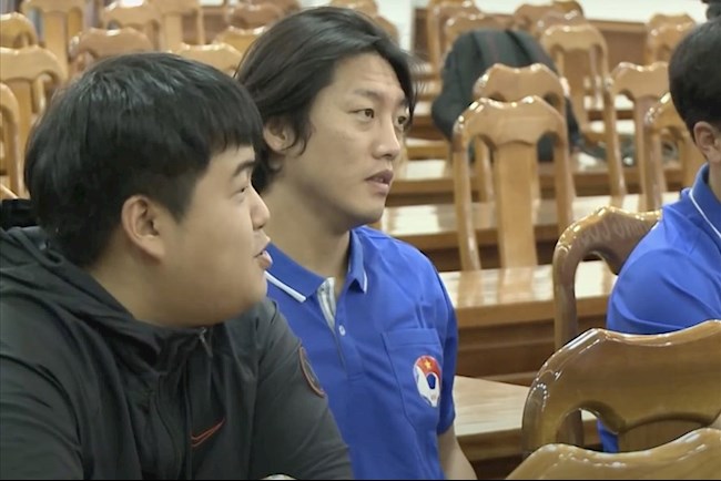 Trợ lý Park Kyuk Po (áo xanh) được bổ sung vào thành phần ban huấn luyện U22 Việt Nam. Ảnh: VFF Trợ lý Park Kyuk Po (áo xanh) được bổ sung vào thành phần ban huấn luyện U22 Việt Nam. Ảnh: VFF