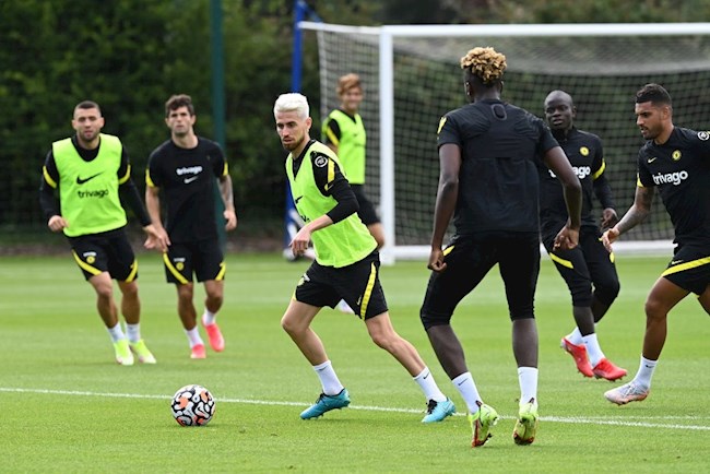 Jorginho nhuộm tóc bạch kim cà khịa Phil Foden