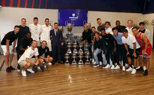 Hậu vệ Barca bị chỉ trích vì ăn mặc thiếu lịch sự