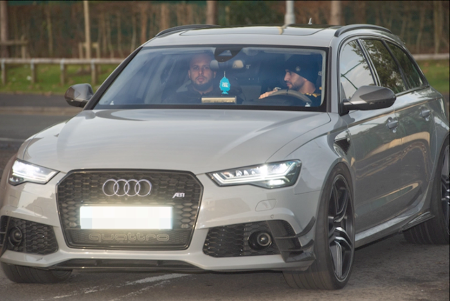 Riyad Mahrez tiếp tục bị phạt