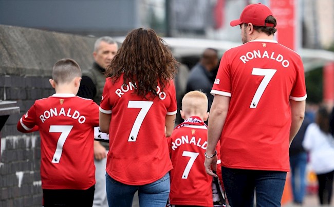 Old Trafford ngập tràn áo số 7 trong ngày Ronaldo đá chính