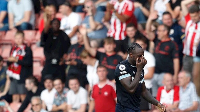 Michail Antonio nhận thẻ đỏ trước Southampton Michail Antonio nhận thẻ đỏ trước Southampton