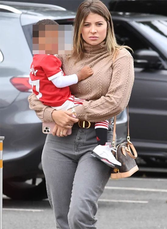 Vợ của tiền vệ Monique Salum cũng tới Old Trafford cổ vũ cho chồng. Vợ của tiền vệ Monique Salum cũng tới Old Trafford cổ vũ cho chồng.