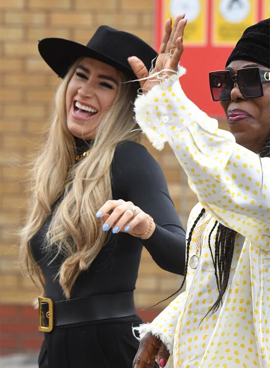 Đi cùng cô còn có bà Yeo, mẹ của ngôi sao người Pháp. Đi cùng cô còn có bà Yeo, mẹ của ngôi sao người Pháp.