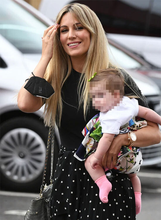 Ca sĩ người Tây Ban Nha - Edurne Garcia bế con gái 6 tháng tuổi tới sân cổ vũ thủ môn David De Gea. Ca sĩ người Tây Ban Nha - Edurne Garcia bế con gái 6 tháng tuổi tới sân cổ vũ thủ môn David De Gea.