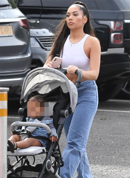 Bạn gái của Aaron Wan-Bissaka đẩy xe đưa con tới sân. Bạn gái của Aaron Wan-Bissaka đẩy xe đưa con tới sân.