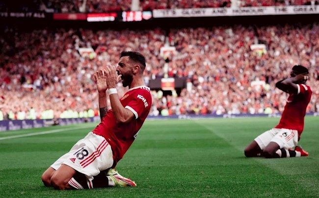 Pogba ăn mừng ké với đồng đội