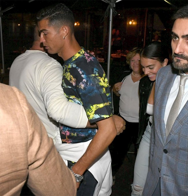 Ronaldo cùng mẹ và bạn gái ăn tối ở nhà hàng Italia