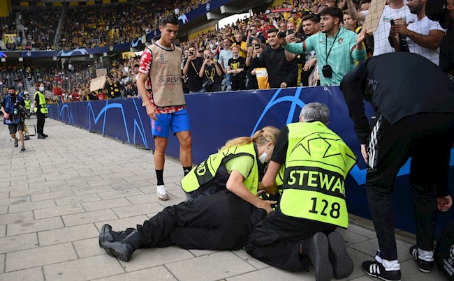 Ronaldo hạ đo ván nữ nhân viên Young Boys