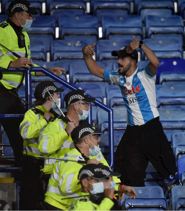 CĐV Napoli và Leicester đụng độ trên sân King Power CĐV Napoli và Leicester đụng độ trên sân King Power