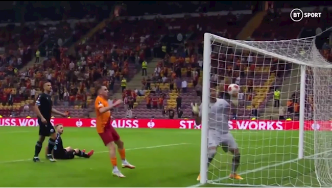 Tình huống thủ môn Lazio phản lưới nhà Tình huống thủ môn Lazio phản lưới nhà