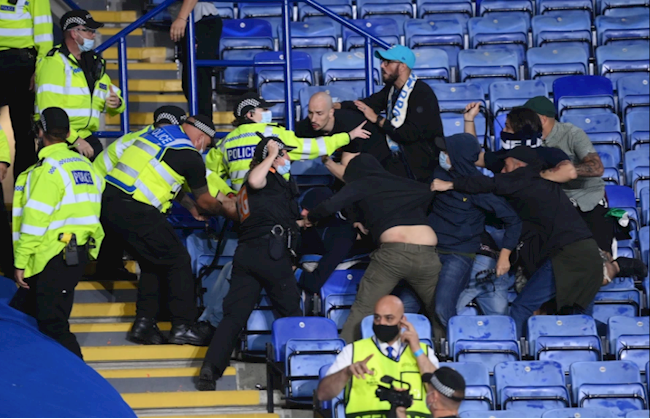 CĐV Napoli và Leicester đụng độ trên sân King Power CĐV Napoli và Leicester đụng độ trên sân King Power