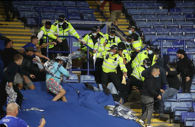 CĐV Napoli và Leicester đụng độ trên sân King Power CĐV Napoli và Leicester đụng độ trên sân King Power