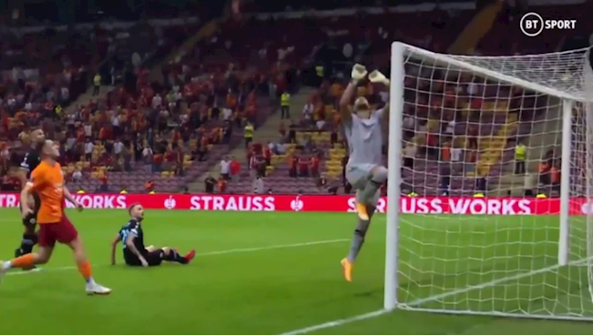 Tình huống thủ môn Lazio phản lưới nhà Tình huống thủ môn Lazio phản lưới nhà