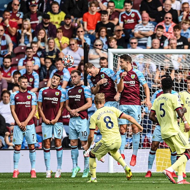 Martin Odegaard ghi bàn từ chấm đá phạt cho Arsenal