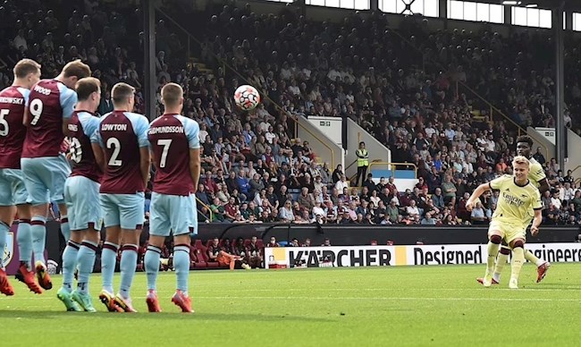 Arsenal vs Burnley Odegaard sut bong