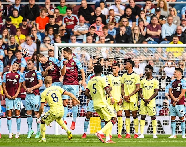 Martin Odegaard ghi bàn từ chấm đá phạt cho Arsenal