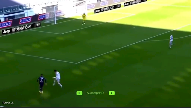 Takehiro Tomiyasu ngăn cản Cristiano Ronaldo