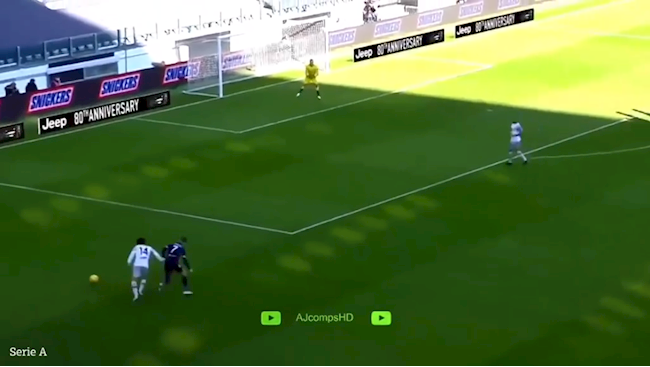 Takehiro Tomiyasu ngăn cản Cristiano Ronaldo