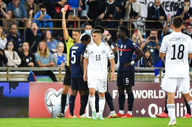 Tấm thẻ đỏ của Kounde (số 5) đã báo hại nhà ĐKVĐ