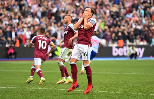 Mark Noble đá hỏng 11m trước MU