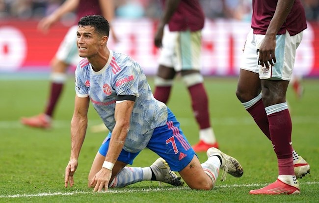 Ronaldo bị từ chối penalty