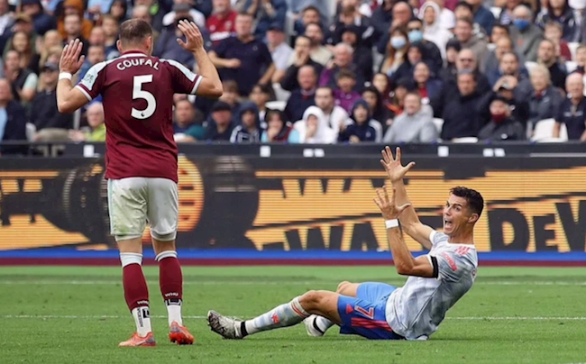 Trọng tài nhận sai, xác định Ronaldo không ăn vạ