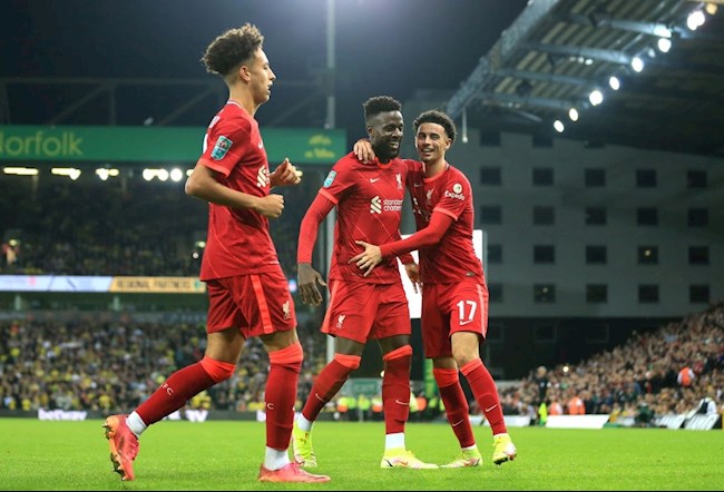 Origi (giữa) nhân đôi cách biệt cho Liverpool