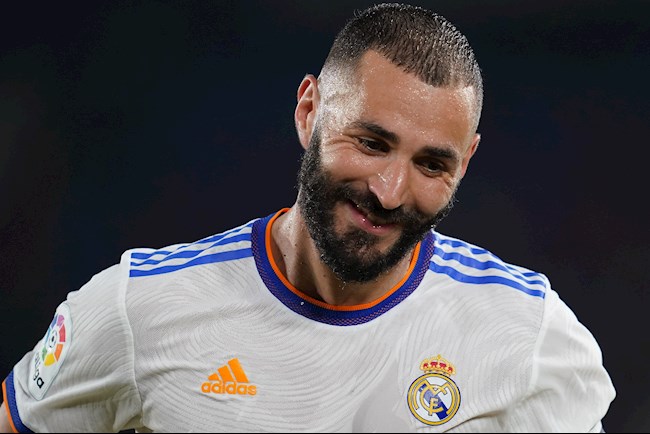Ngả mũ với phong độ ghi bàn của lão tướng Karim Benzema