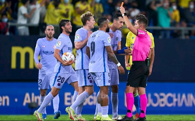 Ronald Koeman: Ở đất nước này, bạn chẳng làm gì cũng nhận thẻ đỏ