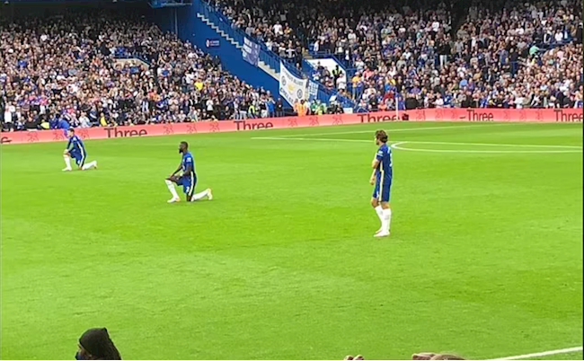 Marcos Alonso không quỳ gối trước Man City