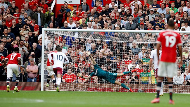 Bruno Fernandes đá hỏng 11m trước Aston Villa