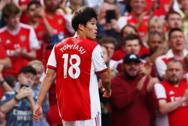 Takehiro Tomiyasu chơi tốt trong màu áo Arsenal Takehiro Tomiyasu chơi tốt trong màu áo Arsenal